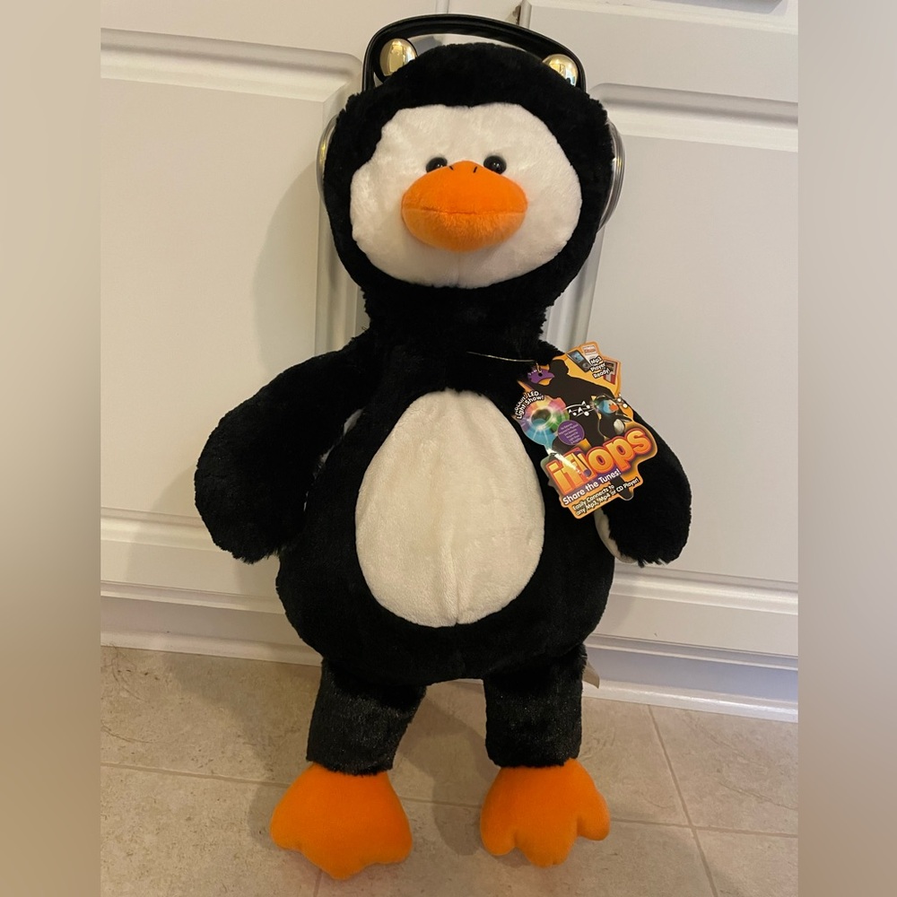 NWT: 2007 Vintage iFlops Share The Tunes LED Light Plush Penguin Stereo Speaker